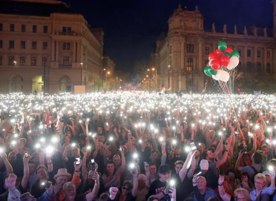 Macaristan'da İşçiler Meydanlarda Hak Aradılar