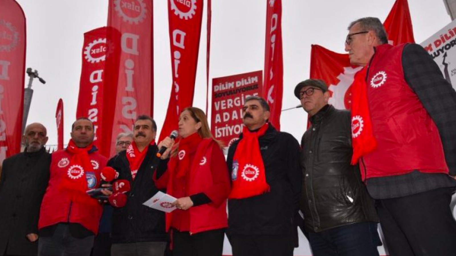  “İnsanca Ücret, Vergide Adalet” için Bakanlıkların Önündeyiz!